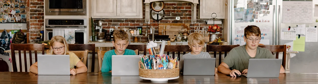 Students choosing online high school programs